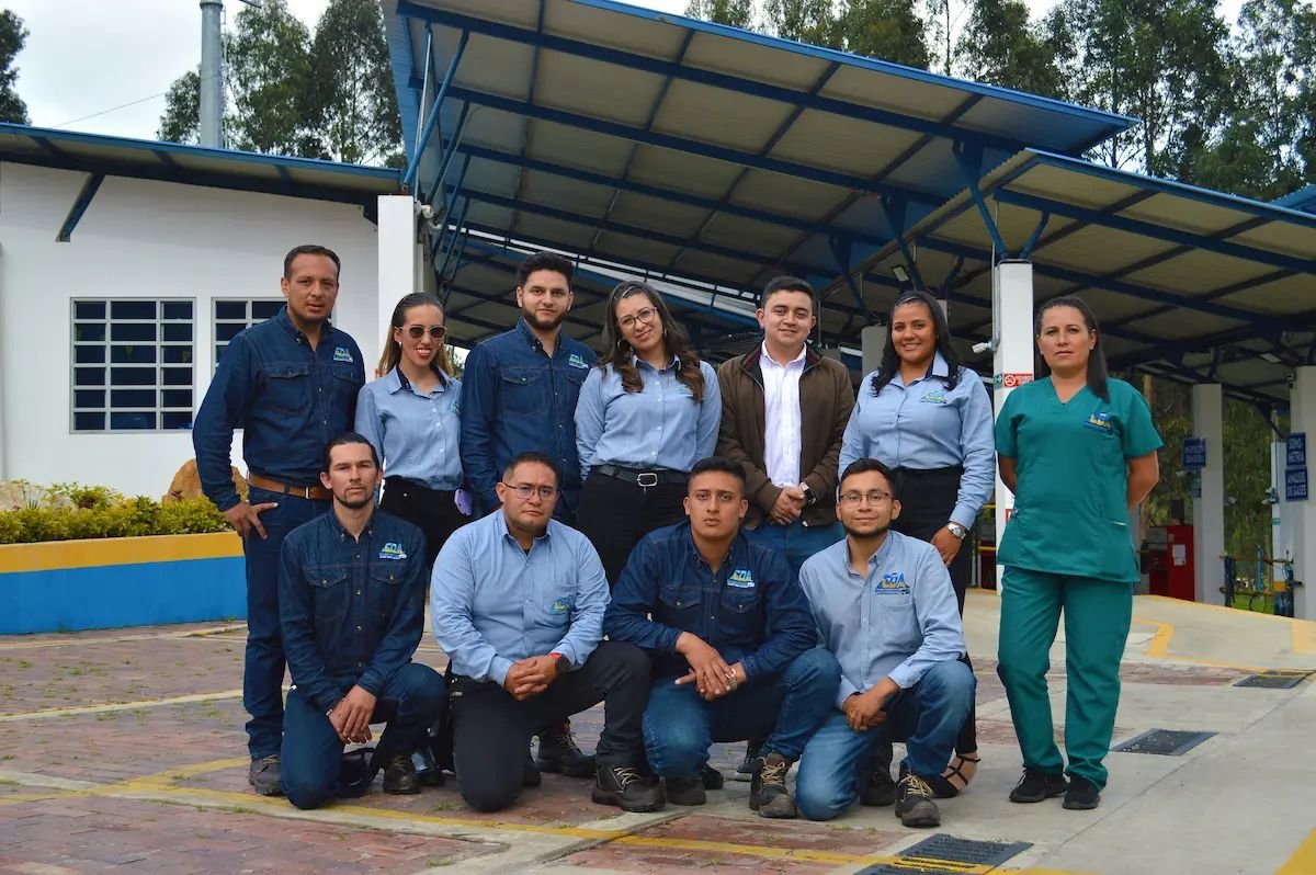 Equipo del CDA Farallones frente a las instalaciones en Sutatausa, Cundinamarca